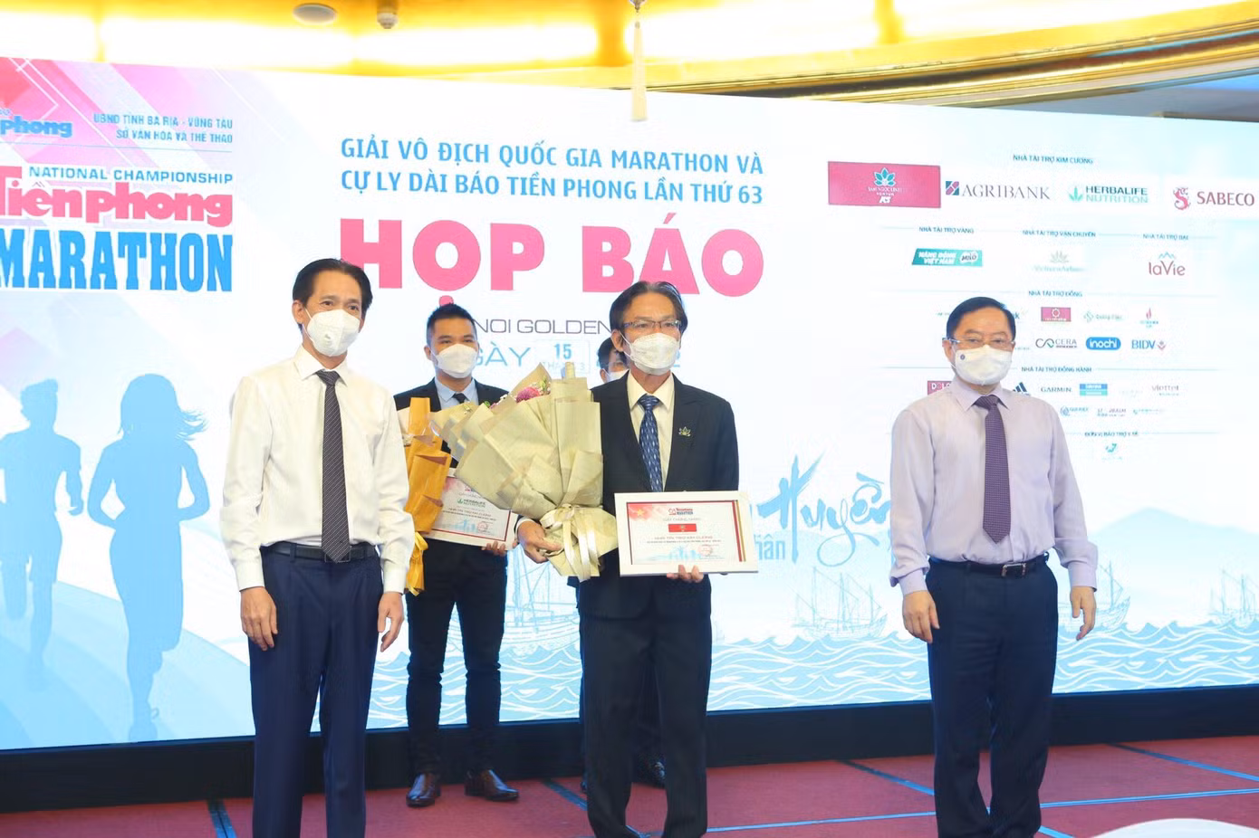 Ông Nguyễn An nhận hoa và kỷ niệm chương Nhà tài trợ Kim cương từ Ban tổ chức Tiền Phong Marathon 2022.