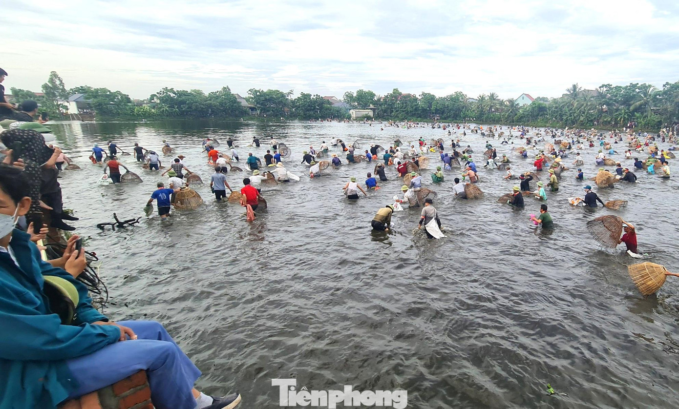 Phía dưới con, chồng, cha vật lộn với nước để bắt cá; trên bờ những người vợ, người con cũng háo hức không kém luôn hướng mắt dõi theo người thân của mình, sẵn sàng đến hỗ trợ khi bắt được cá lớn.