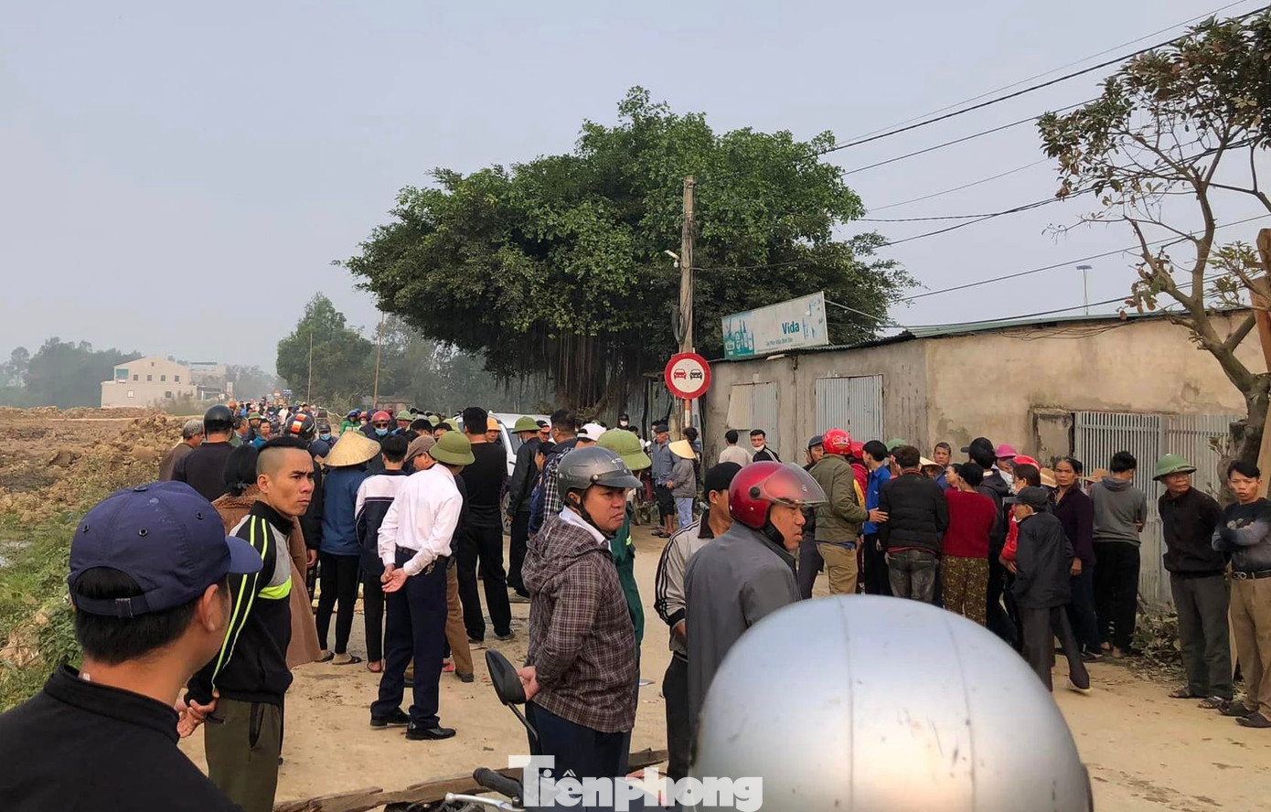 Người dân tụ tập tại hiện trường theo dõi vụ việc. Người dân tụ tập tại hiện trường theo dõi vụ việc.