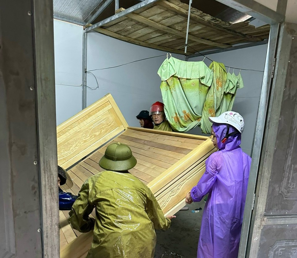 Tình hình mưa lũ diễn biến phức tạp, huyện Kỳ Sơn đã phải di tản 142 người đến nơi an toàn.