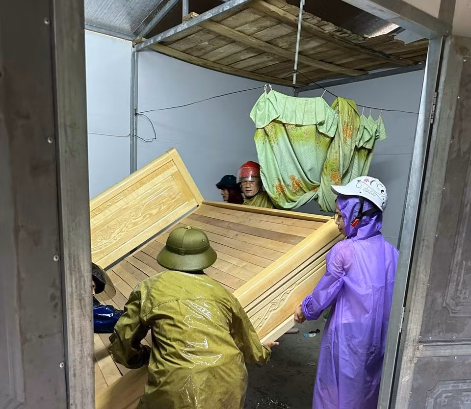 Tình hình mưa lũ diễn biến phức tạp, huyện Kỳ Sơn đã phải di tản 142 người đến nơi an toàn.