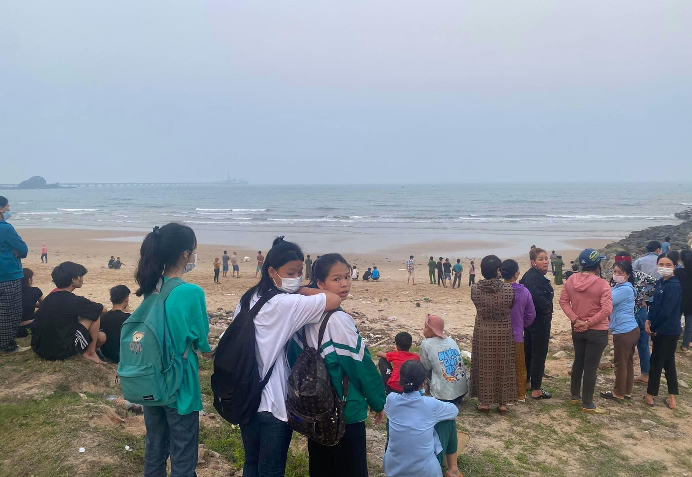 Cơ quan chức năng và người dân đang tập trung tìm kiếm 1 nữ sinh còn lại đang bị mất tích.