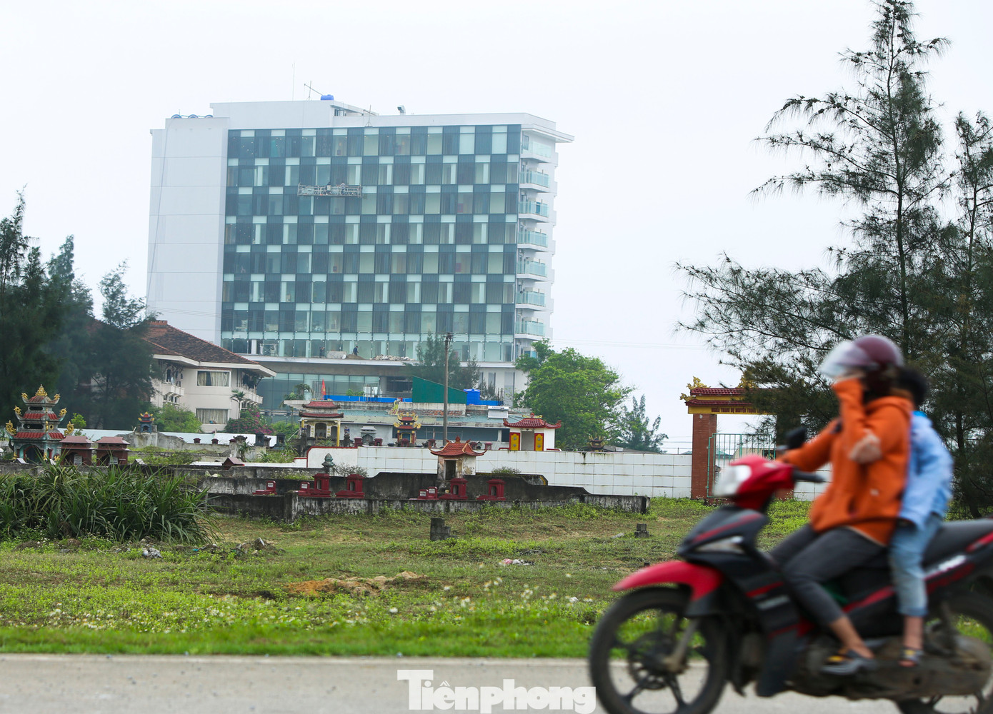Chủ các khách sạn, nhà nghỉ dọc bãi biển Thiên Cầm cho hay, nghĩa trang không chỉ làm mất mỹ quan mà còn ảnh hưởng đến tâm lý của du khách khi về nghỉ dưỡng.