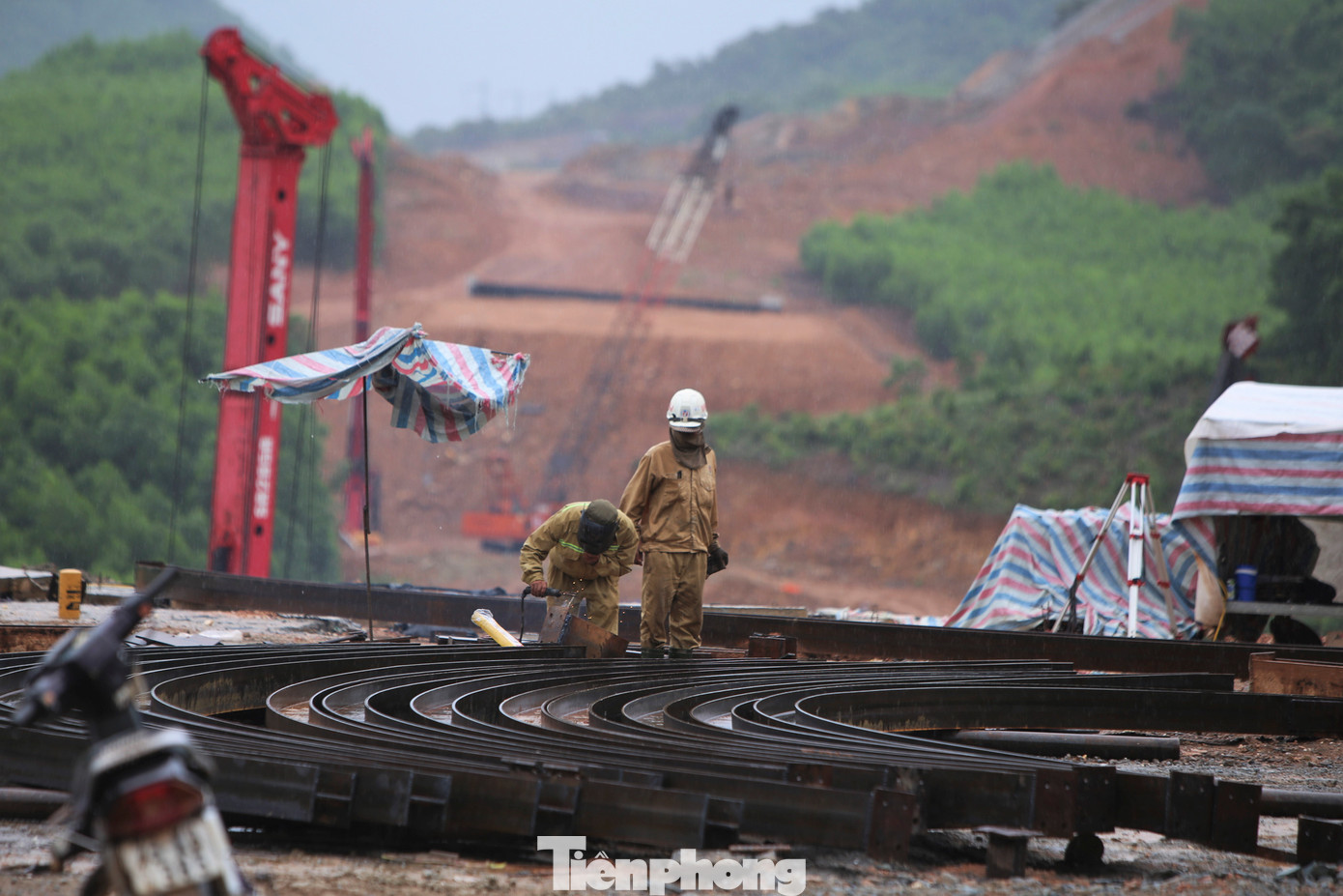 &quot;Mỗi ngày đơn vị đều đảm bảo 3 ca, 4 kíp công nhân trên công trường. Dự kiến hầm sẽ hoàn thành vào tháng 12/2025, cùng thời gian với đoạn cao tốc Vũng Áng - Bùng&quot;, cán bộ kỹ thuật nhà thầu thông tin.