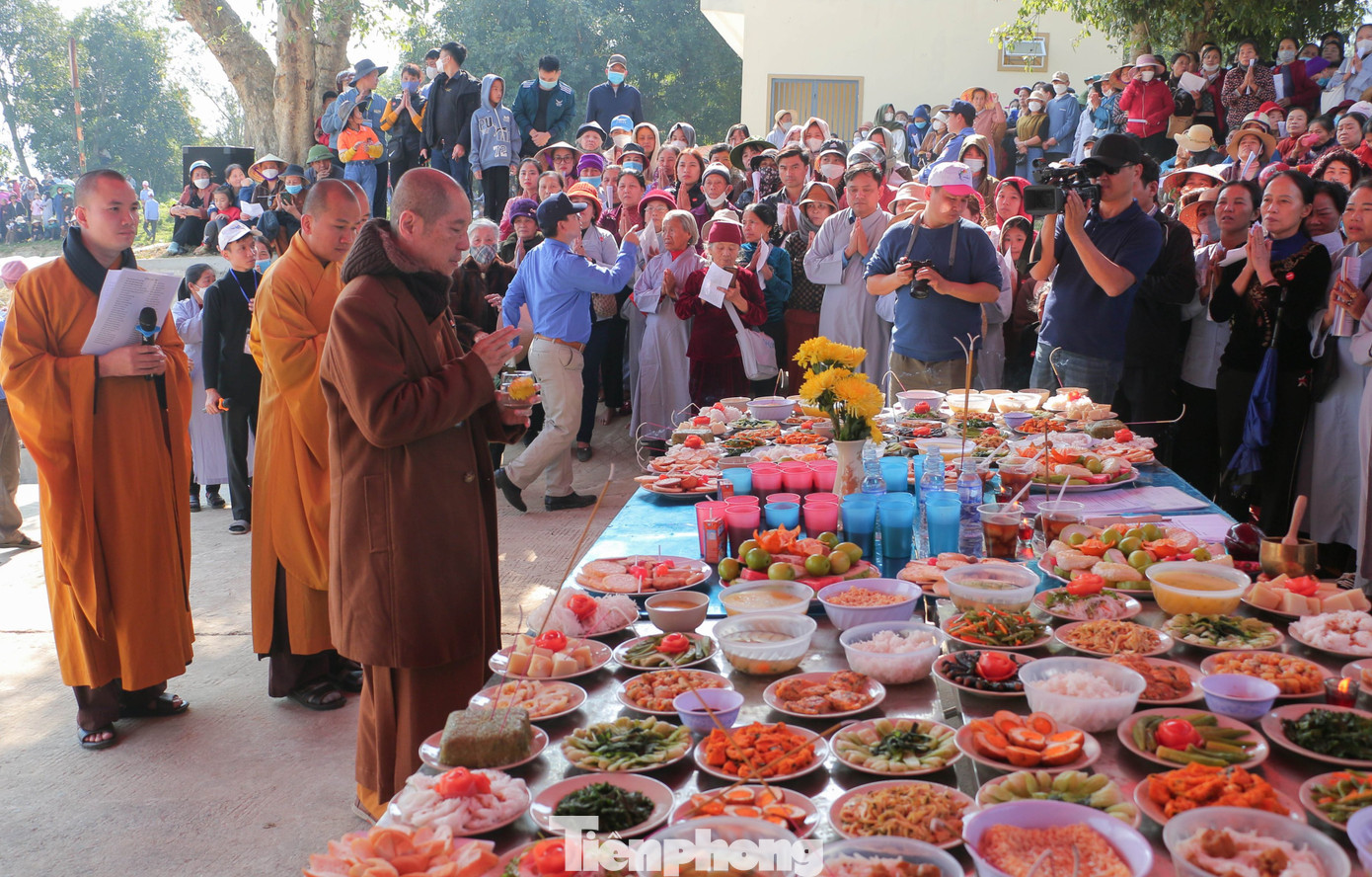 Trước khi phóng sinh, chùa Viên Quang tổ chức lễ cúng chúng sinh. Trong ảnh: Thượng tọa, Tiến sĩ Thích Chân Quang - Giảng sư Phật học, Viện chủ Tổ Đình Thiền Tôn Phật Quang - Bà Rịa Vũng Tàu, làm lễ cúng.
