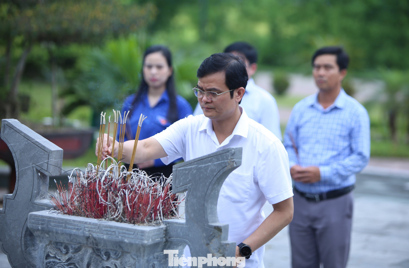 Bí thư thứ nhất T.Ư Đoàn Bùi Quang Huy dâng hương tại phần mộ anh hùng, liệt sỹ Lý Tự Trọng.