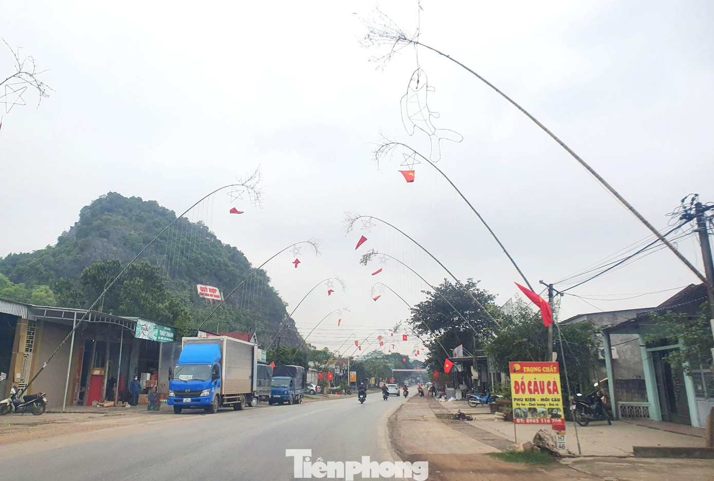 “Theo tích xưa thì cây nêu được dựng lên để xua đuổi ma quỷ, bảo vệ gia đình trong thời gian ông Công, ông Táo lên chầu trời nên phải dựng đúng ngày mới có ý nghĩa”, ông Phượng nói.