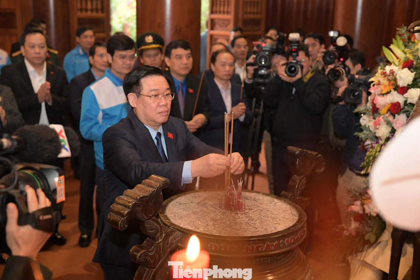 Chủ tịch Quốc hội Vương Đình Huệ thành kính dâng hương tưởng niệm Chủ tịch Hồ Chí Minh.