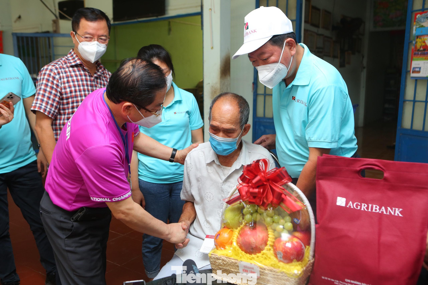 Tổng Biên tập báo Tiền Phong Lê Xuân Sơn - đồng Trưởng Ban tổ chức giải Tiền Phong Marathon 2022 và ông Nguyễn Huy Trinh - Giám đốc Agribank chi nhánh Sài Gòn; ông Quách Tá Khang - Phó Tổng Giám đốc Bảo hiểm Agribank tặng quà ông Nguyễn Văn Ước.