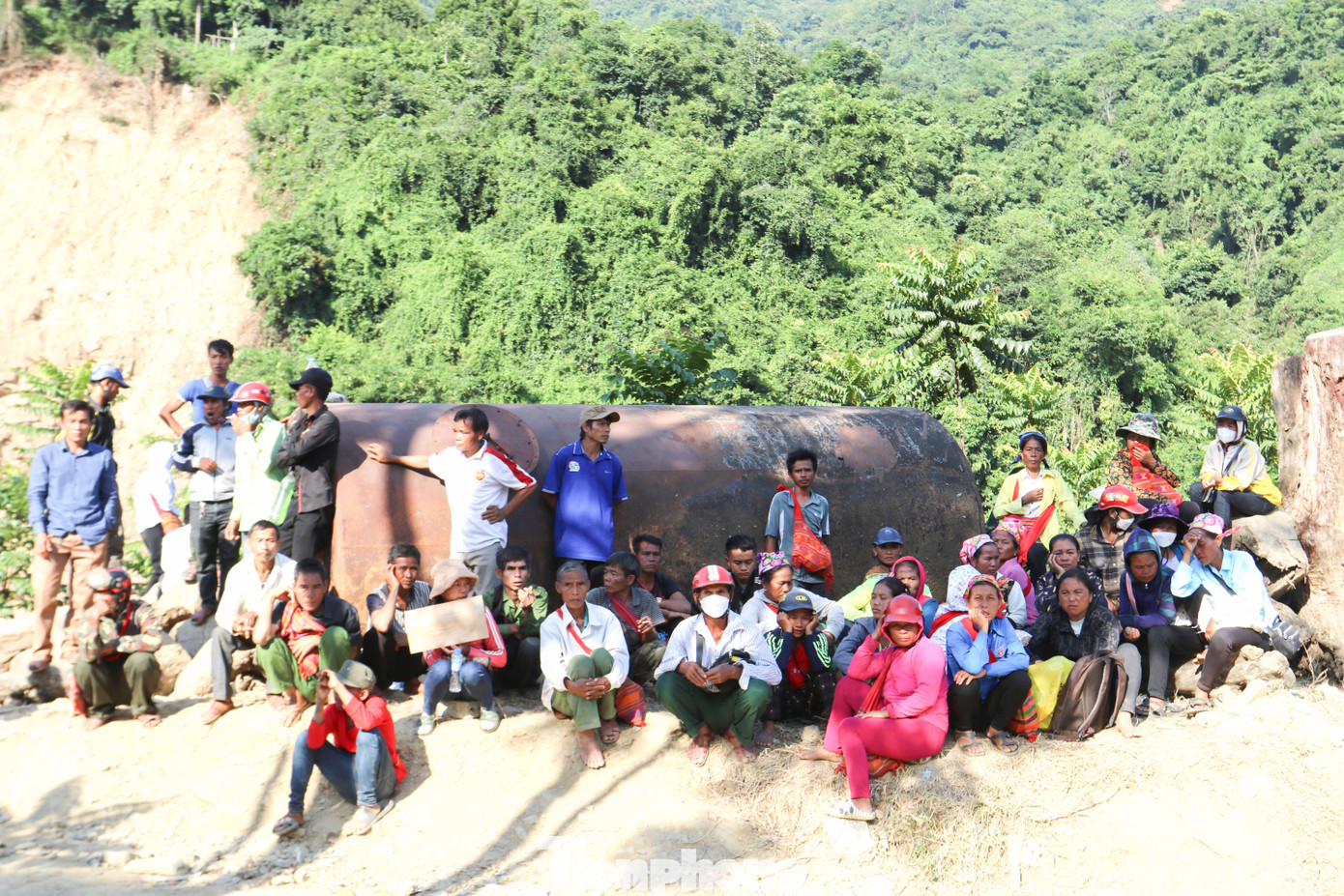 Người dân Kỳ Sơn cần lắm những tấm lòng hảo tâm, sự chung tay của cộng đồng sẽ giúp họ vượt qua khó khăn, gượng dậy từ đổ nát sau thiên tai.