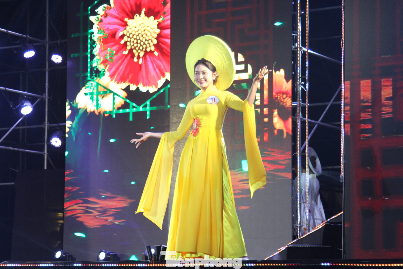 Các thí sinh trong top 29 thực hiện phần thi trình diễn áo dài.