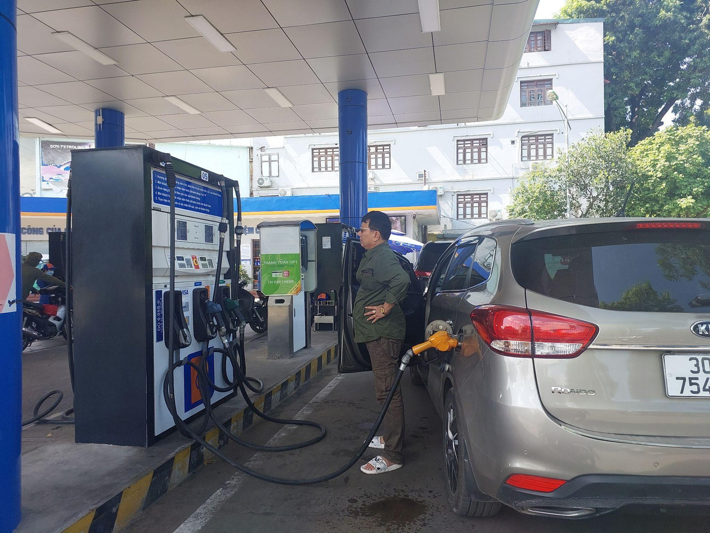 Cây xăng Nguyễn Văn Cừ (Quận Long Biên, Hà Nội) sáng 31/10. Cây xăng Nguyễn Văn Cừ (Quận Long Biên, Hà Nội) sáng 31/10.