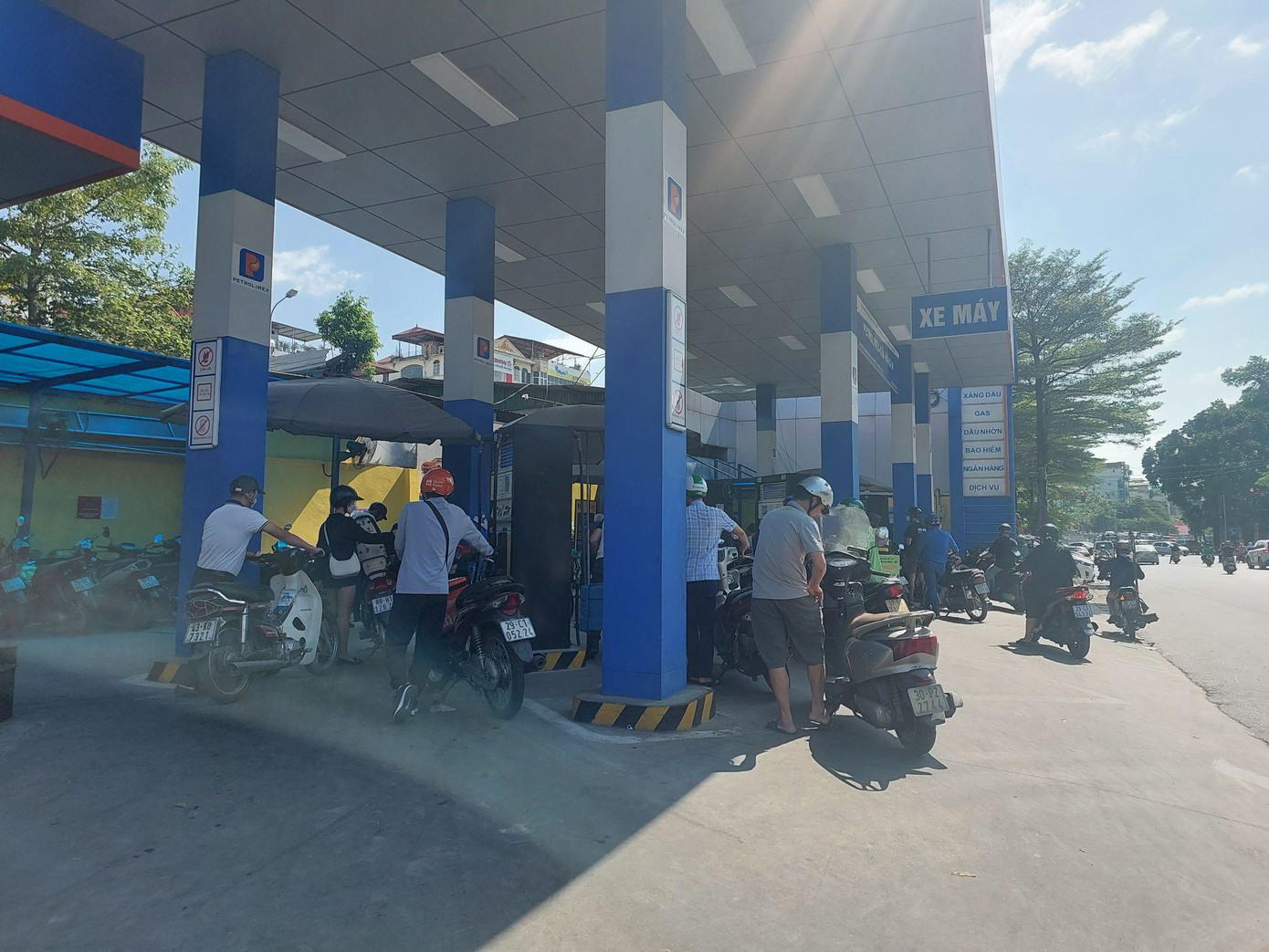 Sáng 31/10, các cây xăng trên địa bàn Hà Nội đã cơ bản đáp ứng được nhu cầu của người dân. Sáng 31/10, các cây xăng trên địa bàn Hà Nội đã cơ bản đáp ứng được nhu cầu của người dân.