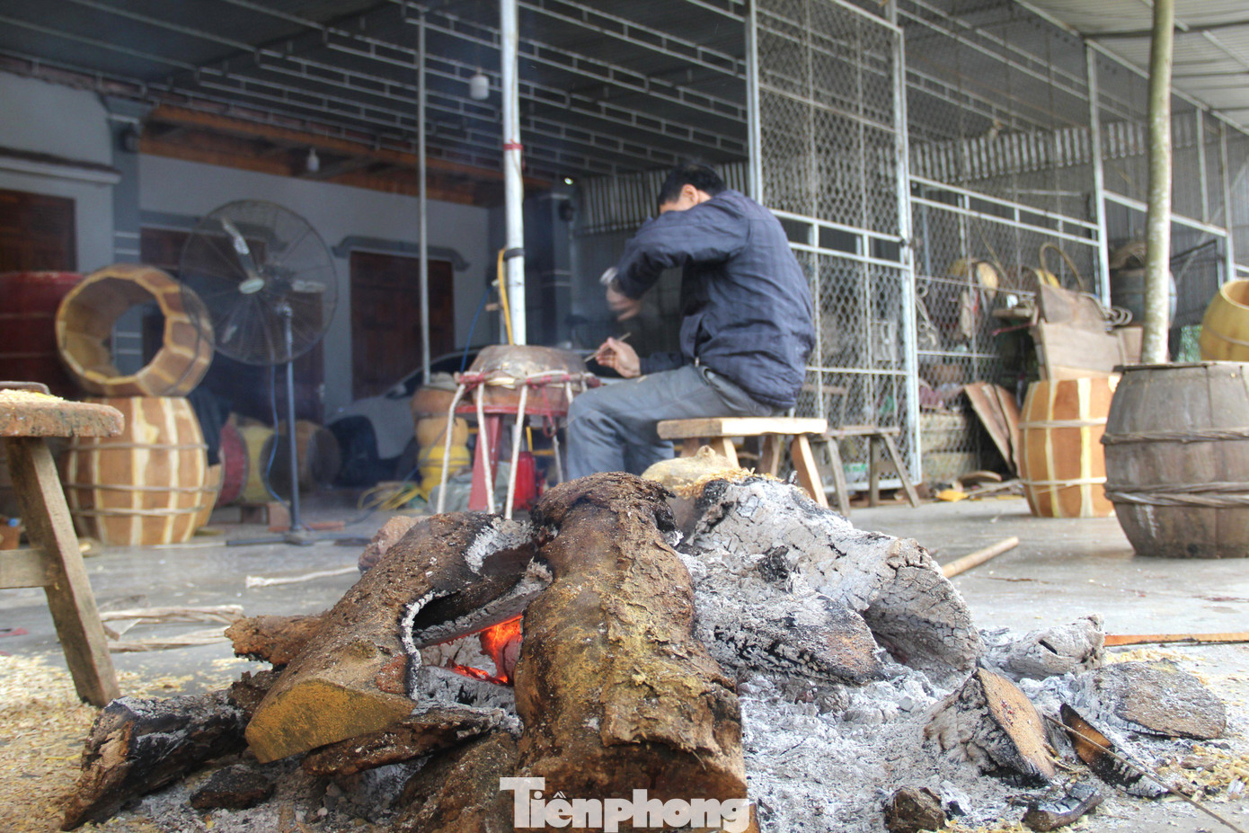 Theo anh Văn, muốn trở thành thợ làm trống giỏi, ngoài sự khéo léo, tỉ mỉ còn đòi hỏi trình độ thẩm âm tốt để xác định độ vang, vọng của trống. Với mỗi loại trống phục vụ vào mục đích khác nhau thì nó sẽ có một độ vang, âm thanh khác nhau. Do đó, họ phải học hỏi rất nhiều.