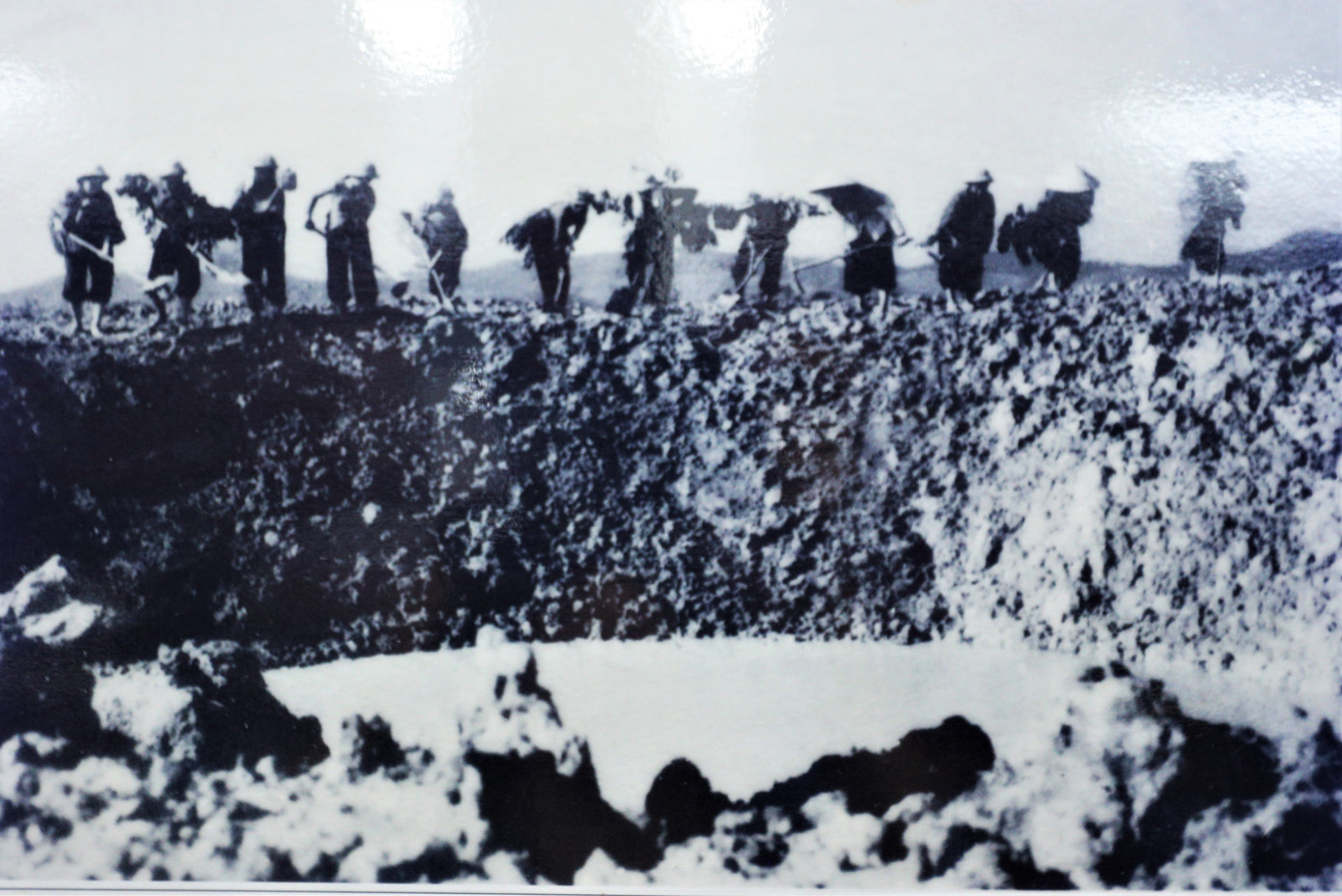 Bộ đội, thanh niên xung phong san lấp hố bom tại Ngã ba Đồng Lộc. (Ảnh tư liệu).