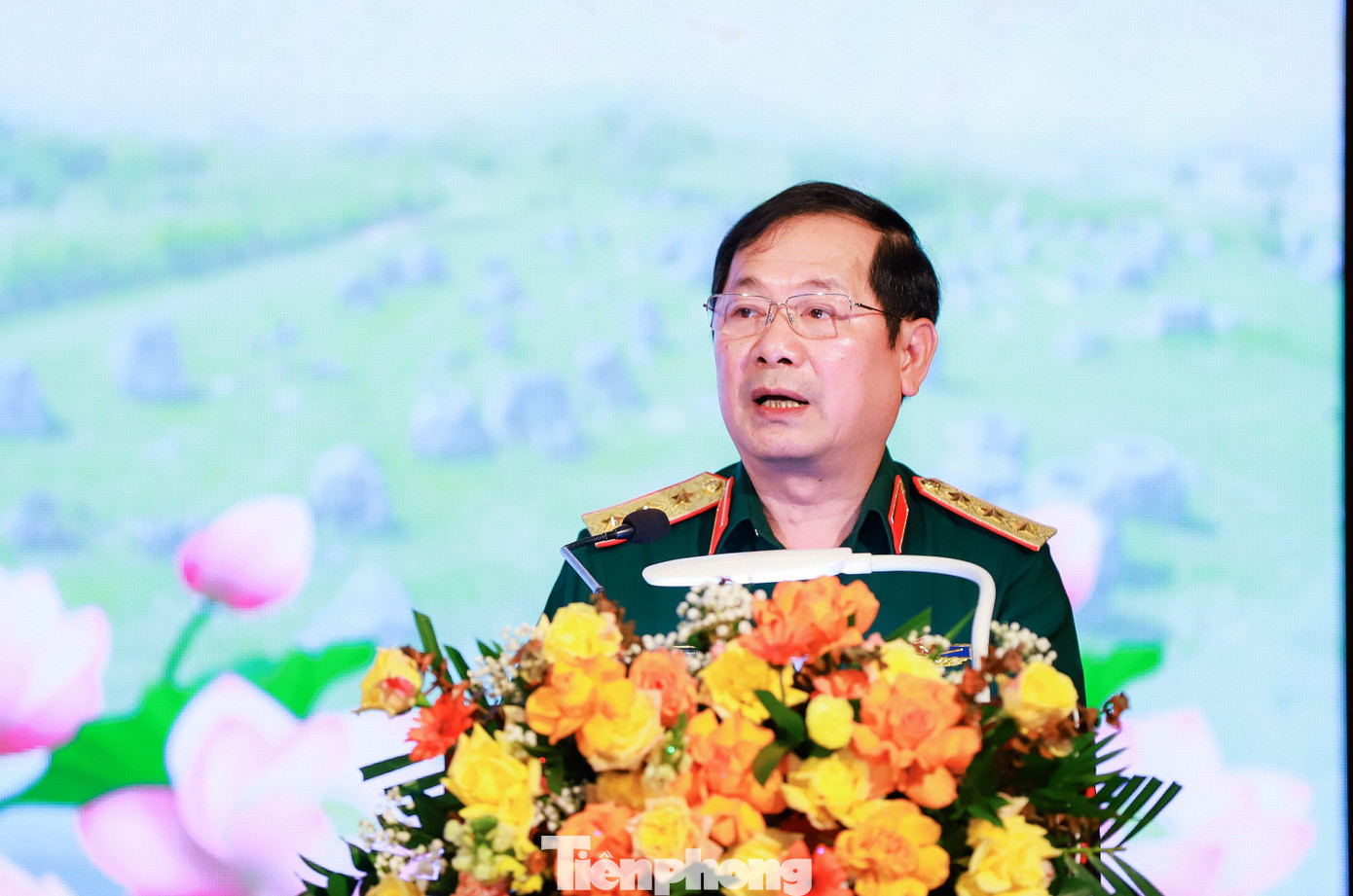 Thượng tướng Lê Huy Vịnh - Ủy viên Trung ương Đảng, Ủy viên Quân ủy Trung ương, Thứ trưởng Bộ Quốc phòng phát biểu khai mạc hội thảo.