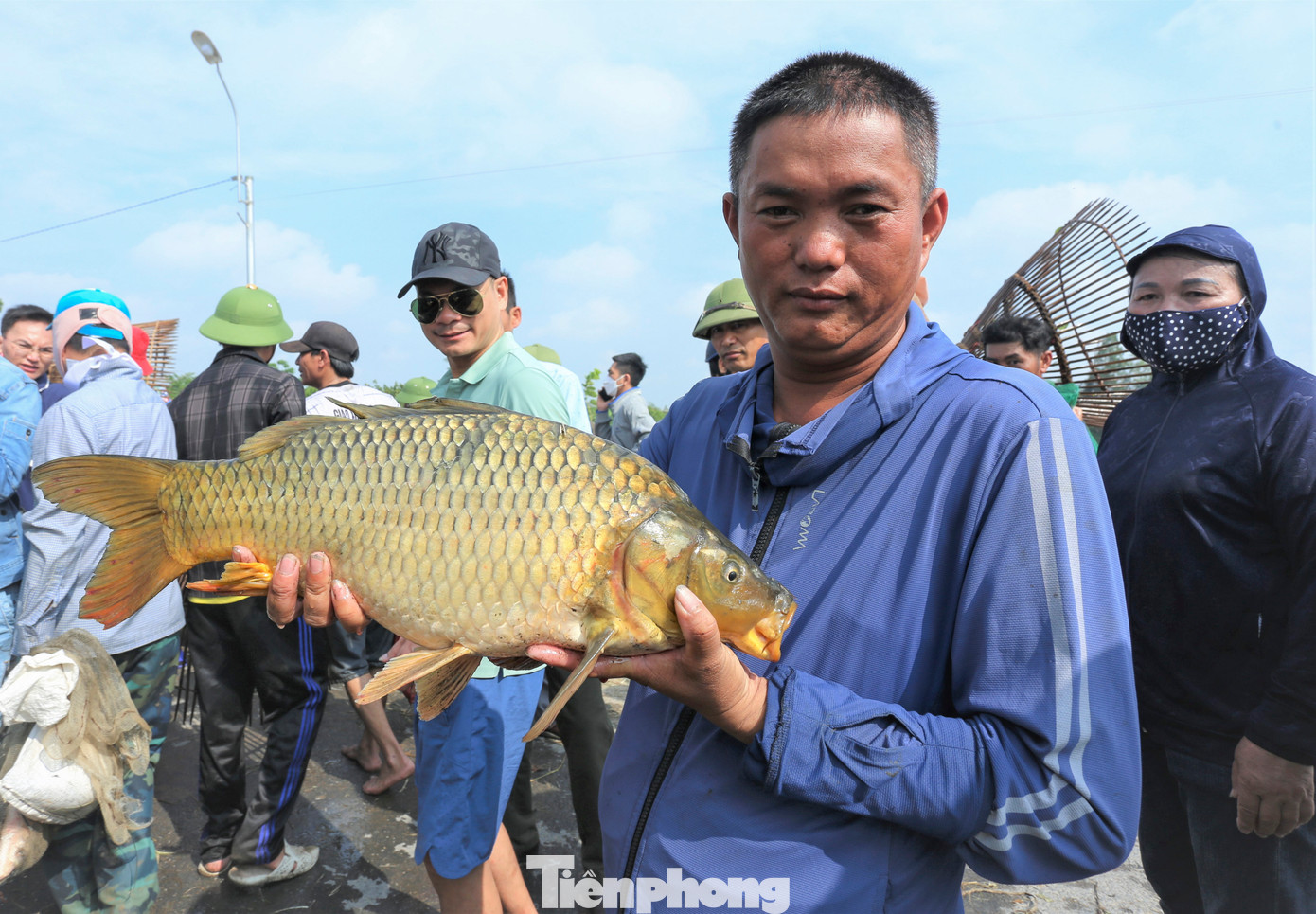 Anh Trần Văn Nghĩa (SN 1981, trú tỉnh Hà Tĩnh) bắt được con cá chép nặng 3,6 kg sau hơn một giờ lặn ngụm. “Lễ hội vừa mang lại niềm vui, gắn kết người dân với nhau giữa những ngày hè, vừa tăng sự thoái mái sau những mùa màng vất vả”, anh Nghĩa cho hay.