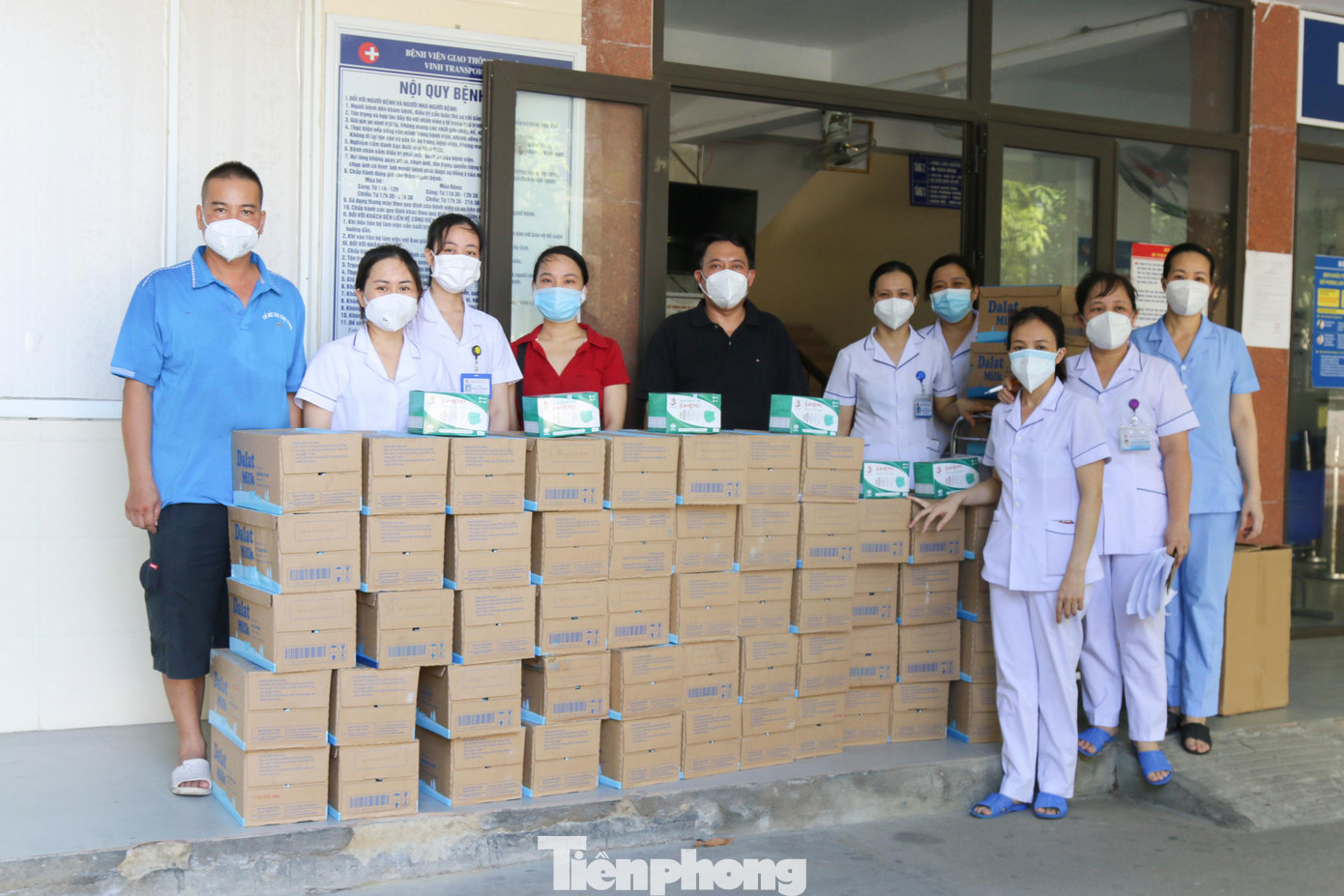 Y, Bác sỹ khoa Thận tiết niệu và lọc máu - Bệnh viện Giao thông Vận tải Vinh là những người sát cạnh, chữa trị, cứu giúp, kêu gọi hỗ trợ những bệnh nhân chạy thận có hoàn cảnh khó khăn trong thời gian qua. Bác sỹ CKII Nguyễn Văn Mạnh chia sẻ: "Món quà từ nhà tài trợ và báo Tiền Phong trao tới các bệnh nhân thời điểm dịch COVID-19 đang căng thẳng là vô cùng quý giá. Chúng tôi xin cảm ơn và mong muốn sẽ có nhiều món quà từ thiện đến với bệnh nhân nghèo". Y, Bác sỹ khoa Thận tiết niệu và lọc máu - Bệnh viện Giao thông Vận tải Vinh là những người sát cạnh, chữa trị, cứu giúp, kêu gọi hỗ trợ những bệnh nhân chạy thận có hoàn cảnh khó khăn trong thời gian qua. Bác sỹ CKII Nguyễn Văn Mạnh chia sẻ: "Món quà từ nhà tài trợ và báo Tiền Phong trao tới các bệnh nhân thời điểm dịch COVID-19 đang căng thẳng là vô cùng quý giá. Chúng tôi xin cảm ơn và mong muốn sẽ có nhiều món quà từ thiện đến với bệnh nhân nghèo".