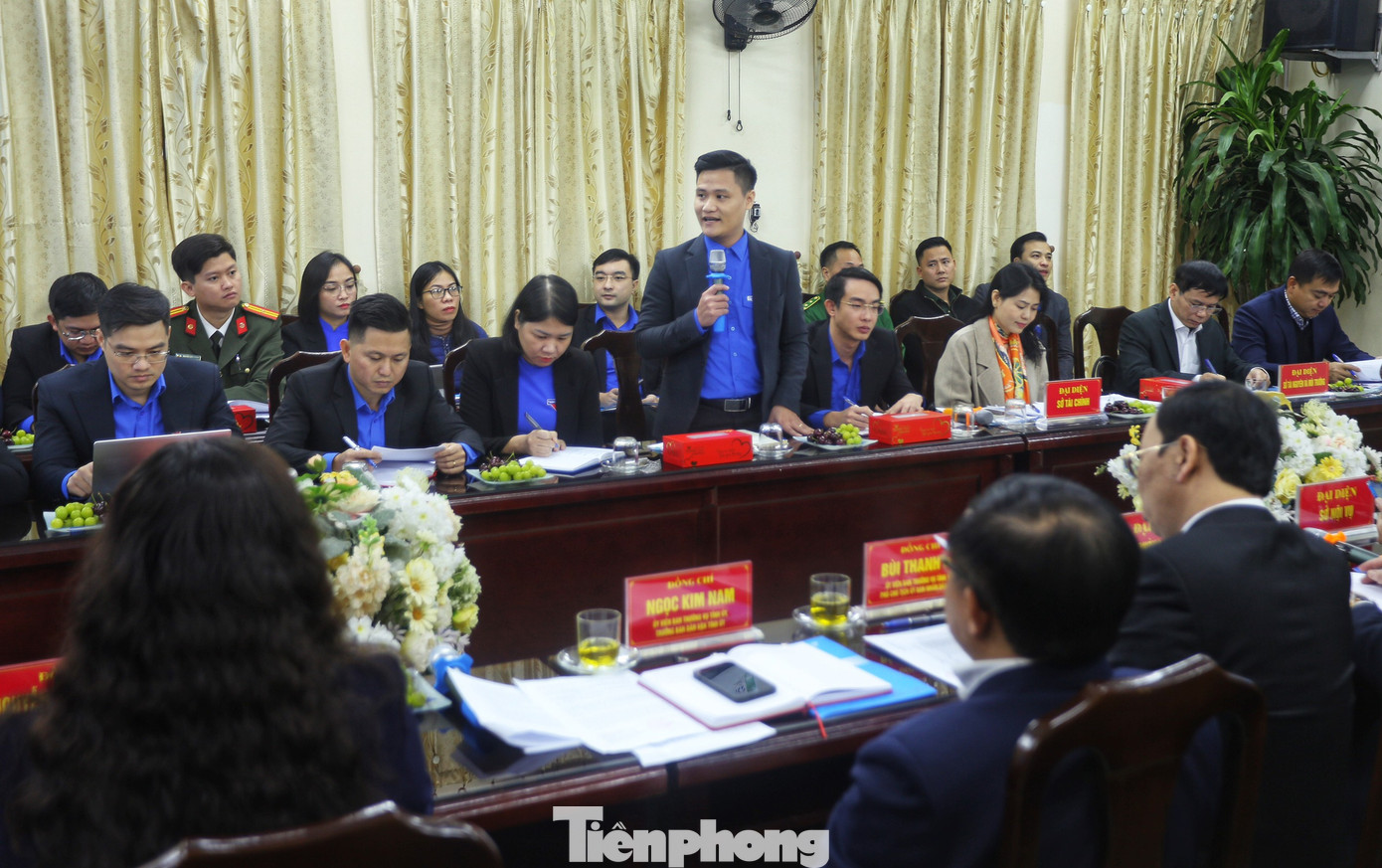 Đại diện Ban Thường vụ Tỉnh Đoàn Nghệ An trả lời câu hỏi của Bí thư Tỉnh ủy.