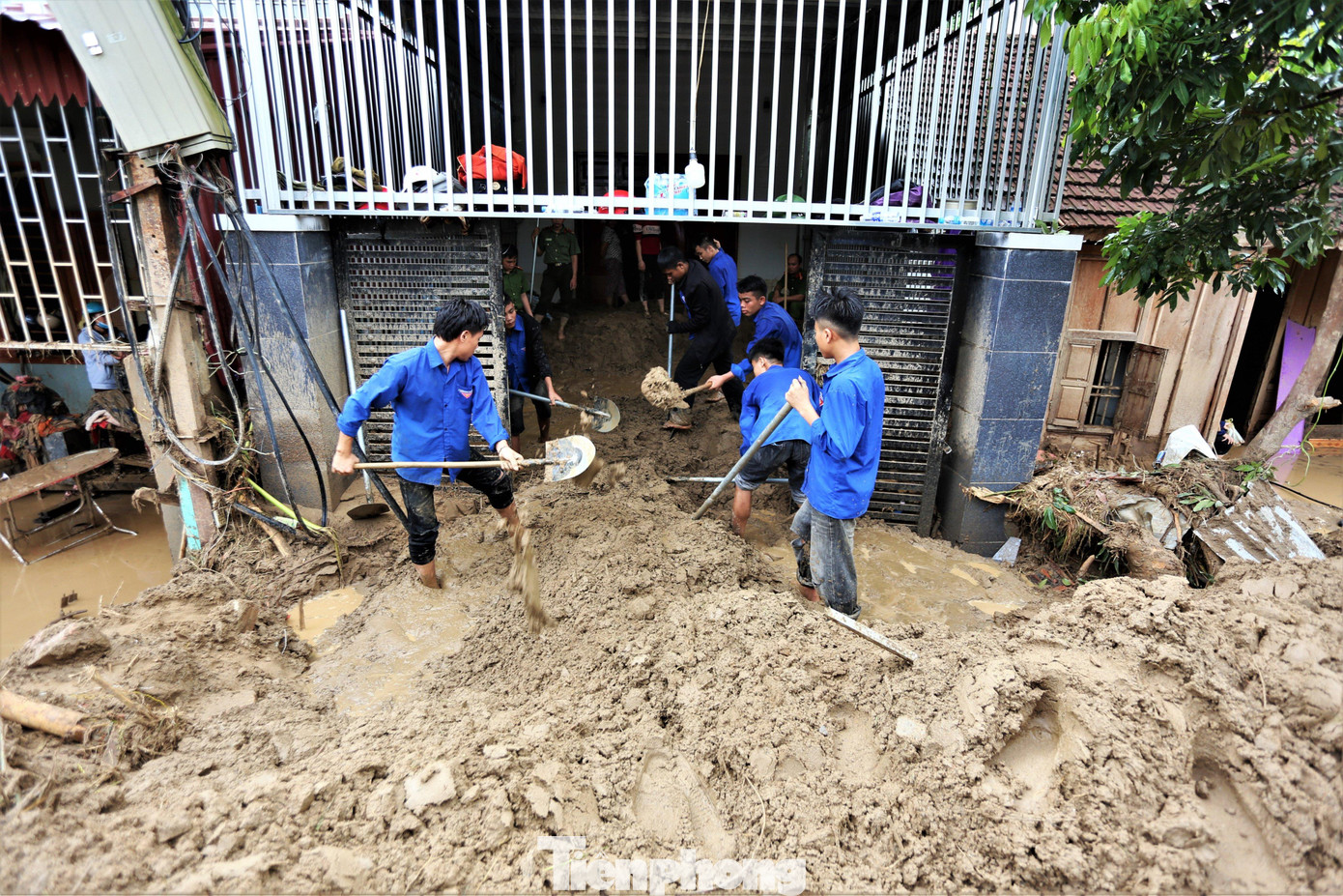 Đến ngày 4/10, công tác khắc phục hậu quả vẫn diễn ra khẩn trương tại vùng bị lũ quét, hơn 500 đoàn viên, thanh niên tình nguyện đã có mặt tại tâm lũ. Đến ngày 4/10, công tác khắc phục hậu quả vẫn diễn ra khẩn trương tại vùng bị lũ quét, hơn 500 đoàn viên, thanh niên tình nguyện đã có mặt tại tâm lũ.