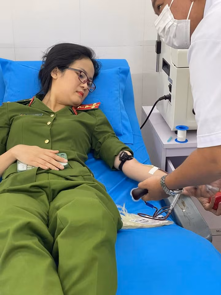 Hai nữ cán bộ công an xã hiến máu cứu thành công một bệnh nhân qua cơn nguy kịch.