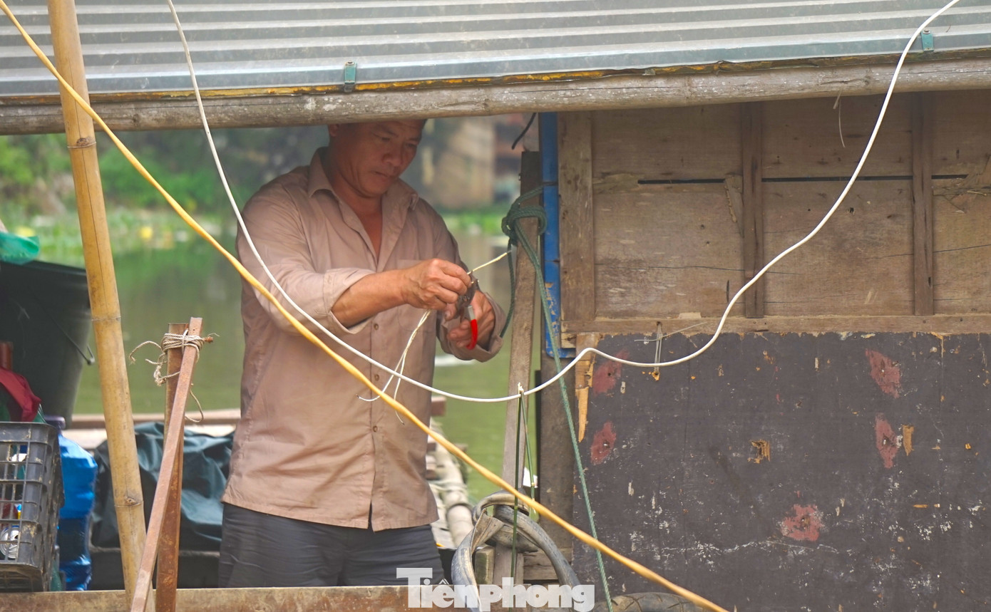 Cặm cụi sửa lại mái thuyền vừa là công cụ mưu sinh và cũng là "ngôi nhà" nhỏ để sinh sống, ông Hoàng Vựng (SN 1978) cho biết, bản thân ông cũng không nhớ nổi gia đình ông về đây ở từ bao giờ. Bởi từ bé, bố mẹ ông Vựng đưa cả gia đình rời quê từ tỉnh Quảng Bình đi khắp nơi mưu sinh đánh cá. Sau những năm lưu lạc đánh bắt ở sông này sông kia, bố mẹ ông Vựng quyết định "cắm dùi" tại ven bờ sông Vinh này để sinh sống.