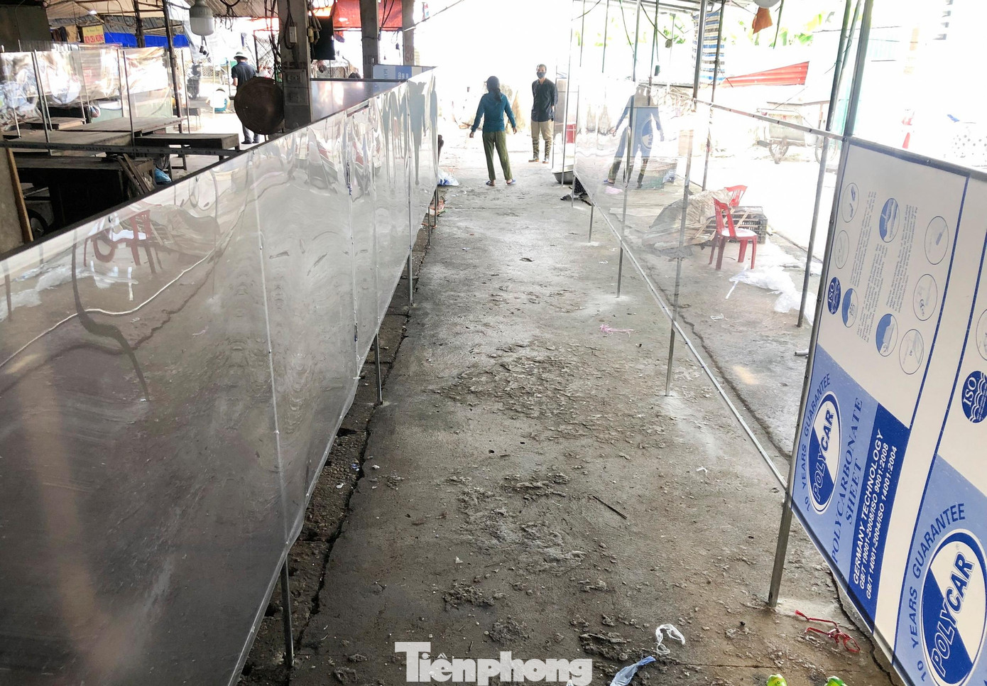 Những đường phân luồng người dân cũng được lập nên.