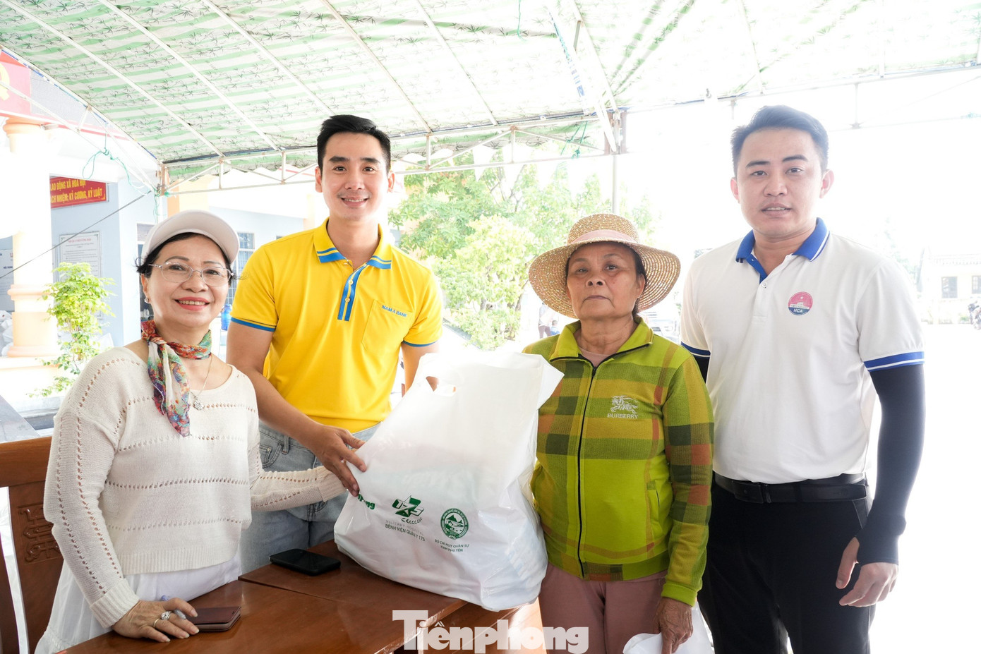 Ngoài ra, 300 suất quà cho người dân xã Hòa Hội, huyện An Hòa (Phú Yên) đã được Ban tổ chức chương trình trao tặng. Bệnh cạnh đó, Bệnh viện Quân y 175, báo Tiền Phong, Ban tổ chức Giải Vô địch Quốc gia Marathon và cự ly dài báo Tiền Phong lần thứ 65 - năm 2024 cũng đến thăm, động viên, trao quà tặng bốn Mẹ Việt Nam Anh hùng trên địa bàn xã Hòa Hội.