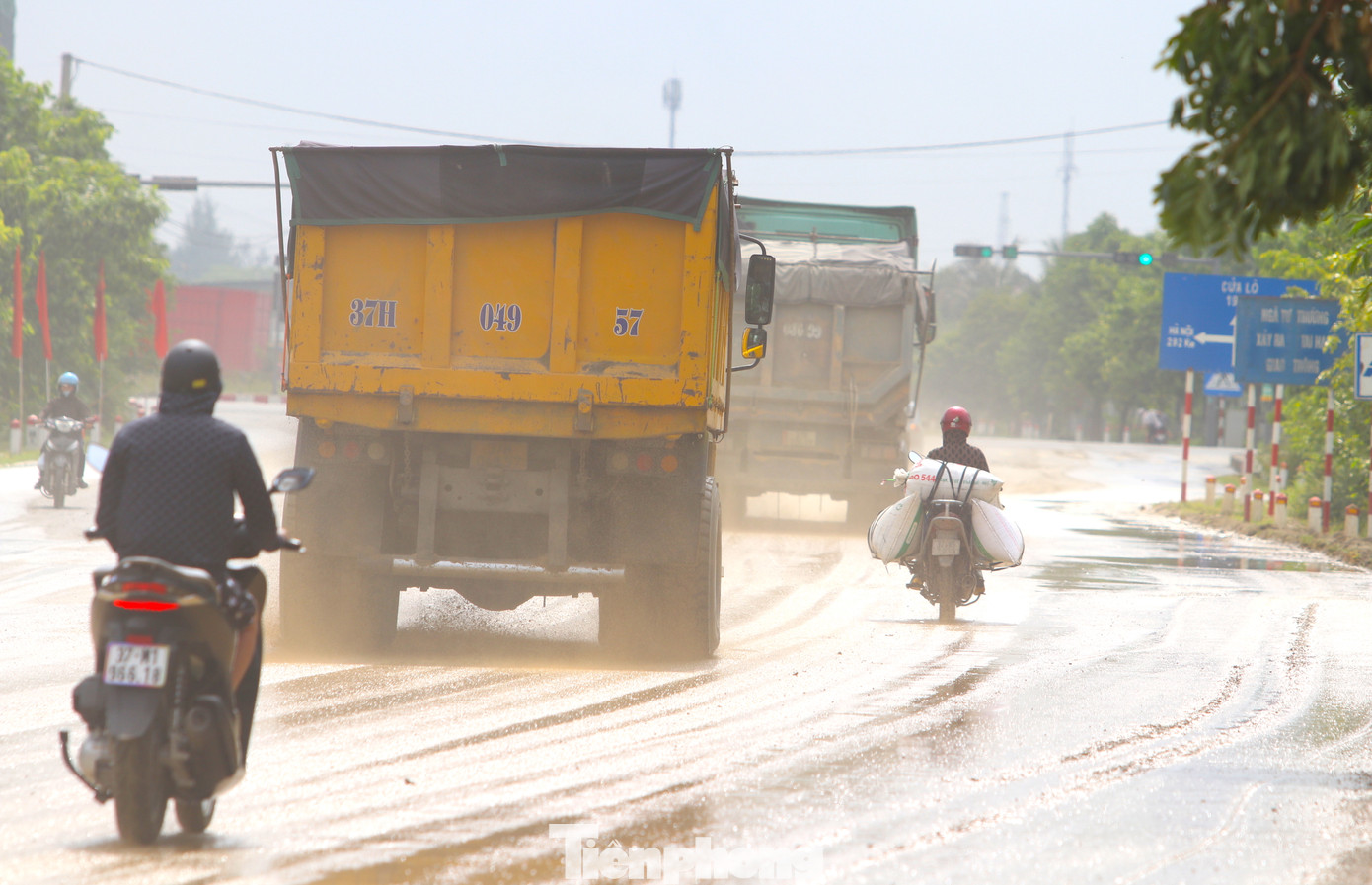 Anh Nguyễn Văn Sỹ (trú xã Hưng Tây, Hưng Nguyên, Nghệ An) bức xúc: "Tình trạng bụi, đường đầy bùn đất này diễn ra lâu rồi, người dân chúng tôi hết khổ. Nắng thì bụi không thấy đường mà đi, mưa thì bẩn. Mỗi lần đi qua đây, bùn đất té lên hết xe, hết người. Sợ bụi bặm này về lâu dài người già, trẻ nhỏ lại sinh lắm bệnh tật".