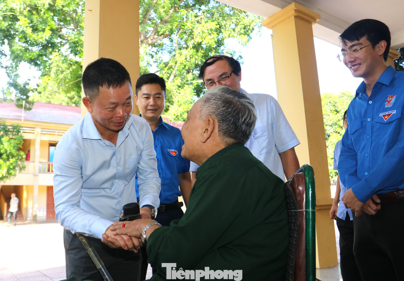 Thăm hỏi các thương bệnh binh tại Trung tâm điều dưỡng thương binh Nghệ An.
