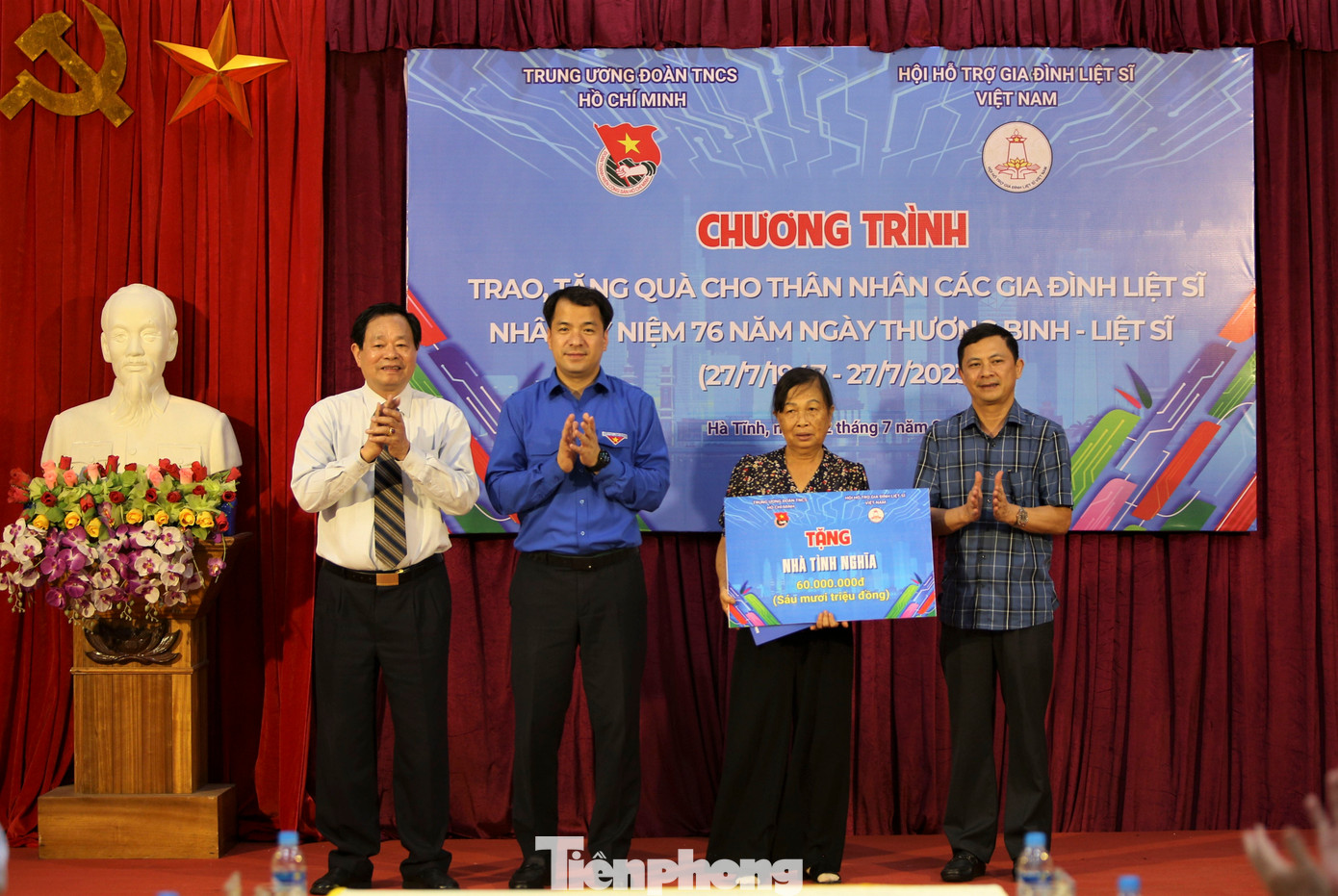 Lãnh đạo T.Ư Đoàn, Hội Hỗ trợ gia đình liệt sĩ Việt Nam và UBND tỉnh Hà Tĩnh đã trao tặng 1 căn nhà tình nghĩa trị giá 60 triệu đồng cho gia đình bà Phạm Thị Loan (65 tuổi, ở xã Cẩm Dương, huyện Cẩm Xuyên). Lãnh đạo T.Ư Đoàn, Hội Hỗ trợ gia đình liệt sĩ Việt Nam và UBND tỉnh Hà Tĩnh đã trao tặng 1 căn nhà tình nghĩa trị giá 60 triệu đồng cho gia đình bà Phạm Thị Loan (65 tuổi, ở xã Cẩm Dương, huyện Cẩm Xuyên).