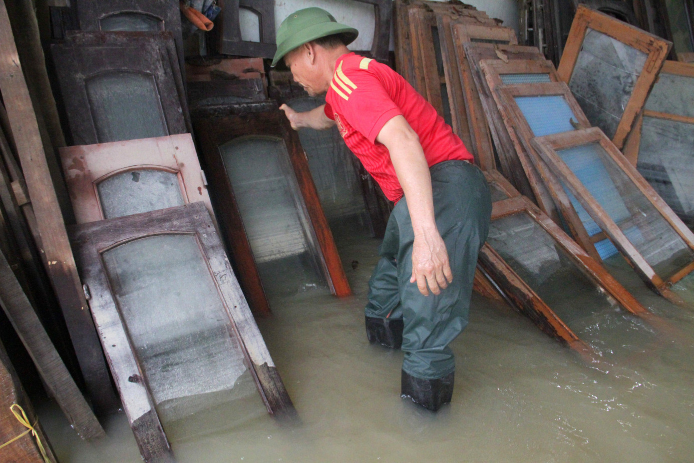 Người dân huyện Quỳnh Lưu tranh thủ nước rút để vệ sinh đồ đạc trong nhà.