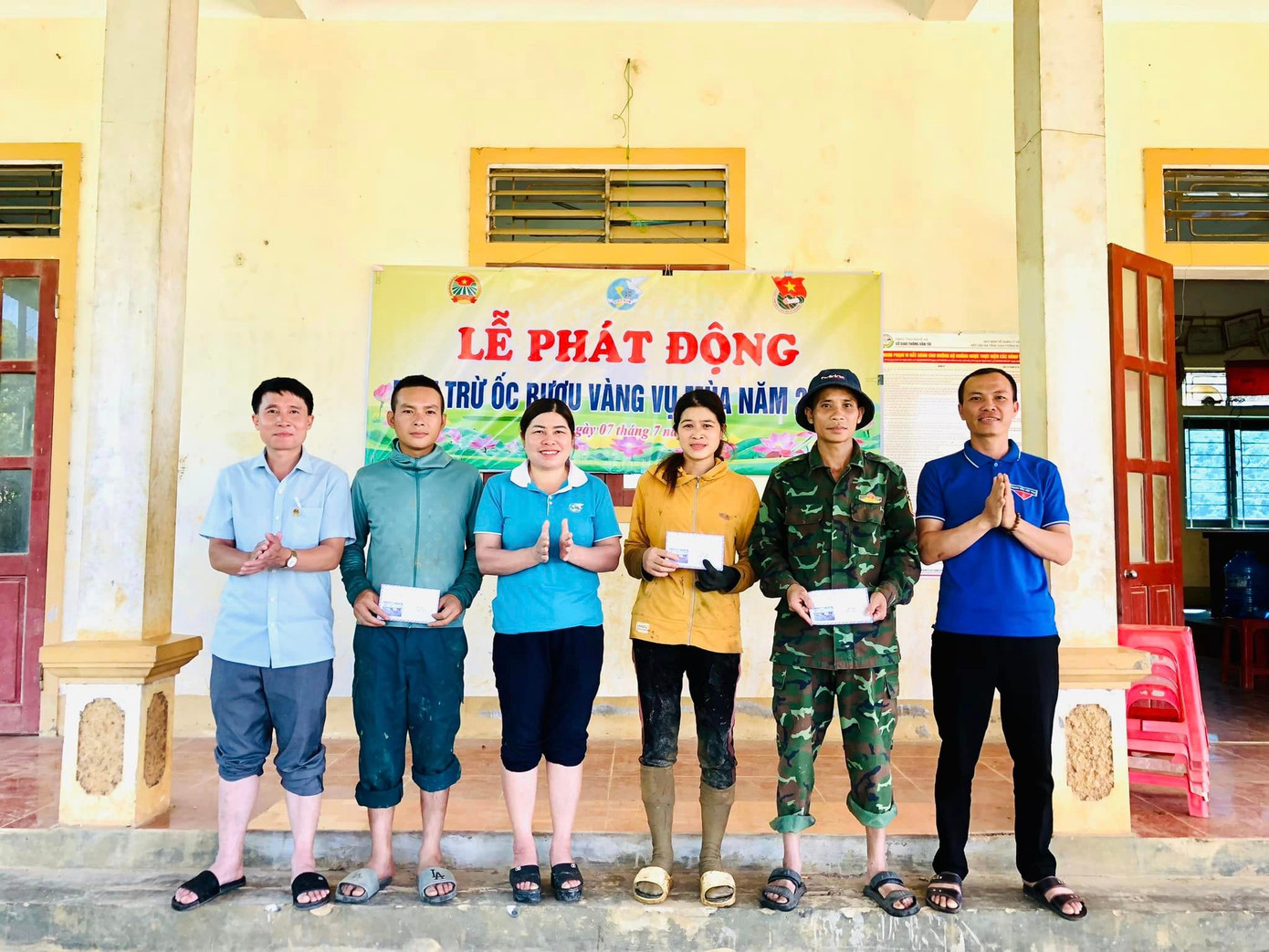 Cuối buổi, ban tổ chức đã trao giải nhất, nhì, ba cho các tổ tham gia thi bắt ốc bươu vàng. "Tuy giải thưởng không lớn nhưng động viên mọi người tham gia để thêm hứng khởi", Bí thư đoàn xã Tri Lễ nói. Cuối buổi, ban tổ chức đã trao giải nhất, nhì, ba cho các tổ tham gia thi bắt ốc bươu vàng. "Tuy giải thưởng không lớn nhưng động viên mọi người tham gia để thêm hứng khởi", Bí thư đoàn xã Tri Lễ nói.