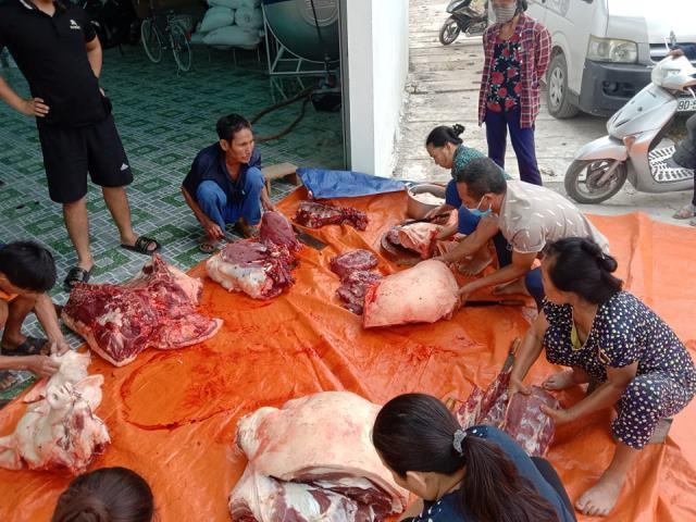 Người dân chung tay với anh Chính mổ lợn làm chà bông, xúc xích.