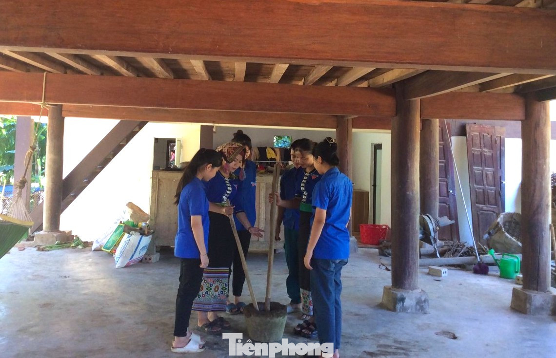 Các bạn trẻ sẽ căn đúng tỉ lệ của các loại lá và gạo. Gạo được giã thành bột. Các loại lá cũng được giã nát và trộn vào bột gạo theo kích thước, công thức có sẵn.