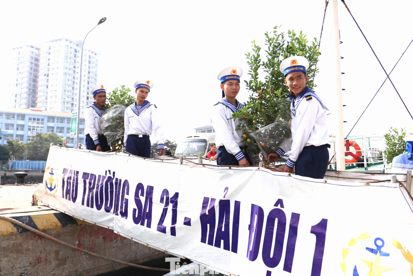 Những cây quất đượm quả sẽ được tàu Trường Sa 21, Trường Sa 10 vận chuyển ra nhà giàn DK1.