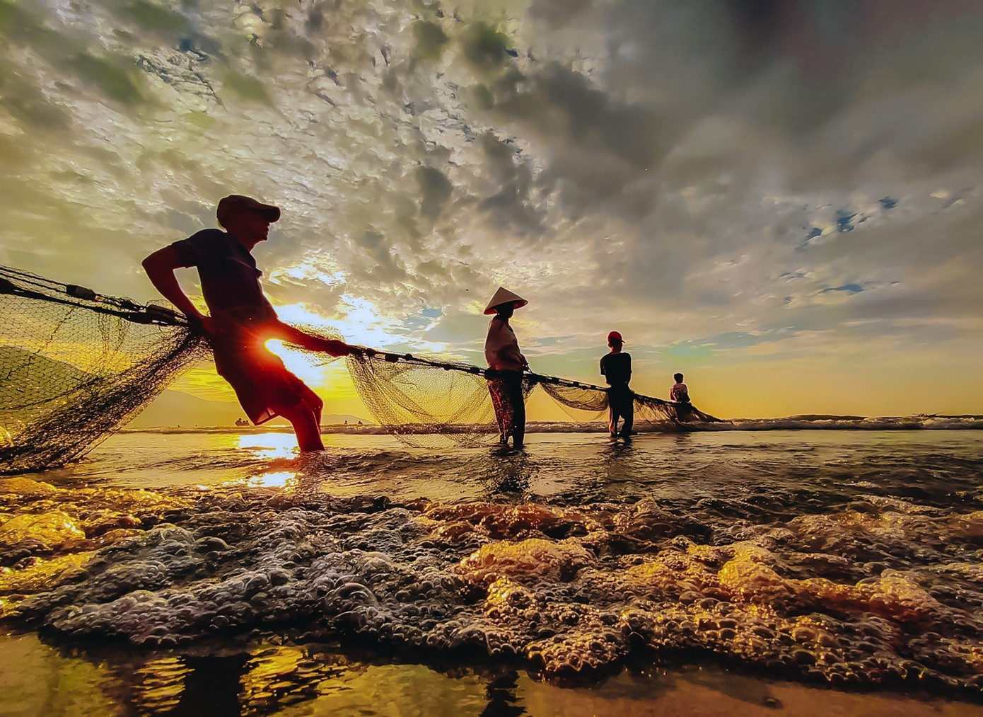 Hình ảnh ngư dân kéo lưới trên biển vào mỗi sáng như một nét đặc trưng riêng của biển Cửa Lò. Ông Doãn Tiến Dũng - Chủ tịch UBND TX. Cửa Lò (Nghệ An) chia sẻ: Năm 2023, thị xã Cửa Lò phấn đấu đón 3,4 triệu lượt khách, tăng 11% so với năm 2022. Trong đó, có 1,250 triệu lượt khách lưu trú, tăng 12% so với năm 2022. Khách quốc tế đạt 2.500 lượt khách. Doanh thu dịch vụ du lịch đạt 3.550 tỷ đồng, tăng 11% so với năm 2022. Thẩm định và công nhận từ 4 – 5 cơ sở lưu trú du lịch đạt chuẩn 2 - 5 sao.