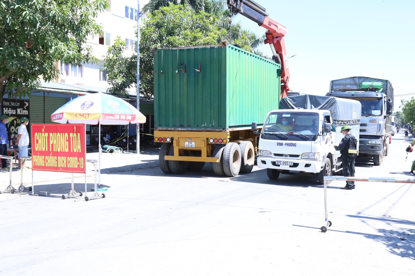 Những ngày qua, thời tiết tại Nghệ An nắng nóng khắc nghiệt, ngoài thùng Container, các điểm chốt sẽ được hỗ trợ thêm điều hòa nhằm đảm bảo sức khỏe cho các lực lượng.