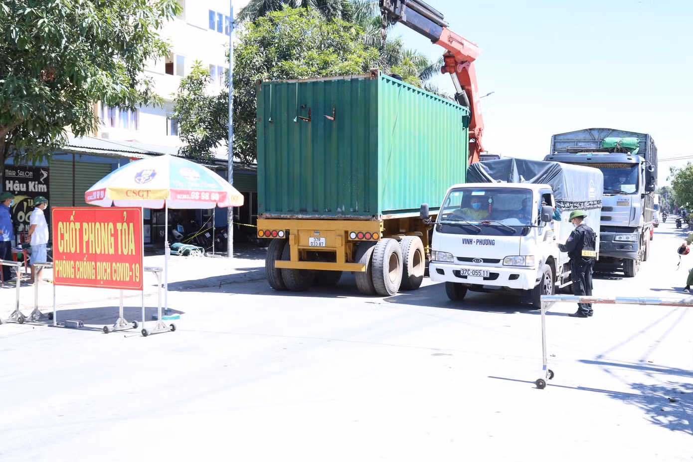 Những ngày qua, thời tiết tại Nghệ An nắng nóng khắc nghiệt, ngoài thùng Container, các điểm chốt sẽ được hỗ trợ thêm điều hòa nhằm đảm bảo sức khỏe cho các lực lượng.
