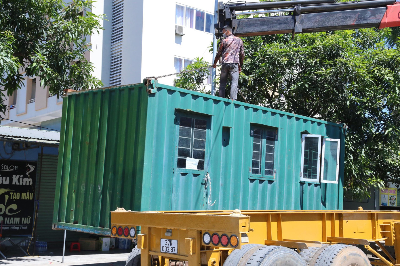 Để có chỗ nghỉ ngơi cho lực lượng tuyến đầu làm nhiệm vụ phòng chống dịch, chính quyền thành phố Vinh, người dân cùng hỗ trợ vận chuyển thùng Container đến điểm chốt.