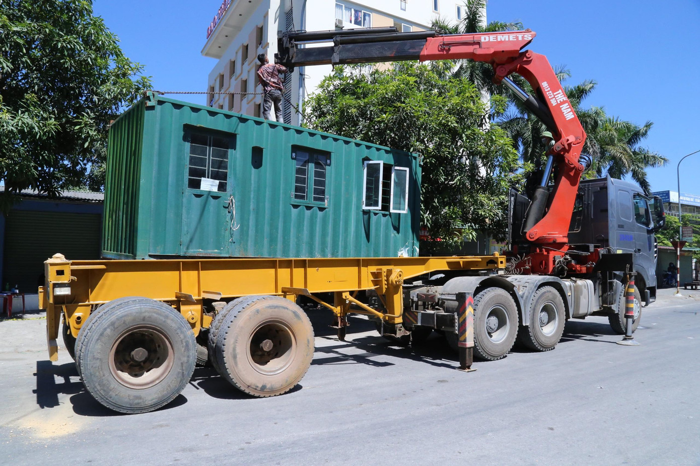 Từ 00h ngày 17/8, toàn thành phố Vinh (Nghệ An) thực hiện chỉ thị 16 để phòng, chống dịch COVID-19 khi trên địa bàn thành phố xuất hiện ổ dịch nguy hiểm từ chợ đầu mối. Ban chỉ đạo phòng chống dịch COVID-19 tỉnh Nghệ An liên tiếp ghi nhận hàng chục ca dương tính với SARS-CoV-2 liên quan đến ổ dịch này.