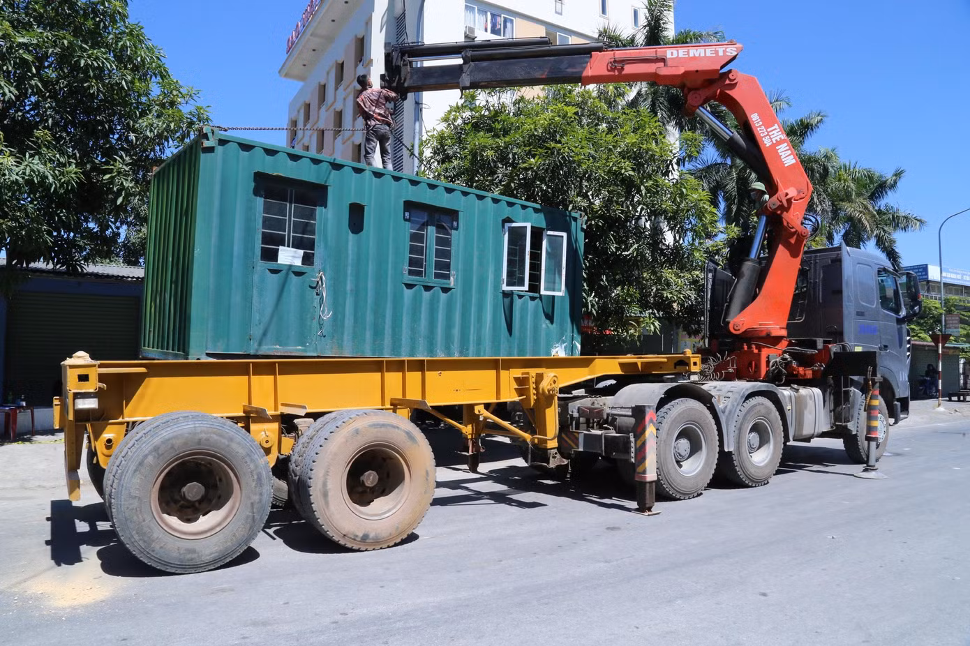 Từ 00h ngày 17/8, toàn thành phố Vinh (Nghệ An) thực hiện chỉ thị 16 để phòng, chống dịch COVID-19 khi trên địa bàn thành phố xuất hiện ổ dịch nguy hiểm từ chợ đầu mối. Ban chỉ đạo phòng chống dịch COVID-19 tỉnh Nghệ An liên tiếp ghi nhận hàng chục ca dương tính với SARS-CoV-2 liên quan đến ổ dịch này.