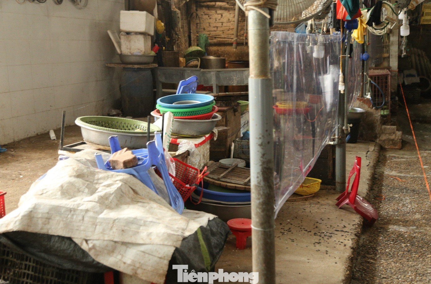 Sau khi lắp tấm chống bắn thì tiểu thương đã vận chuyển các dụng cụ phục vụ bán hàng đến chợ.