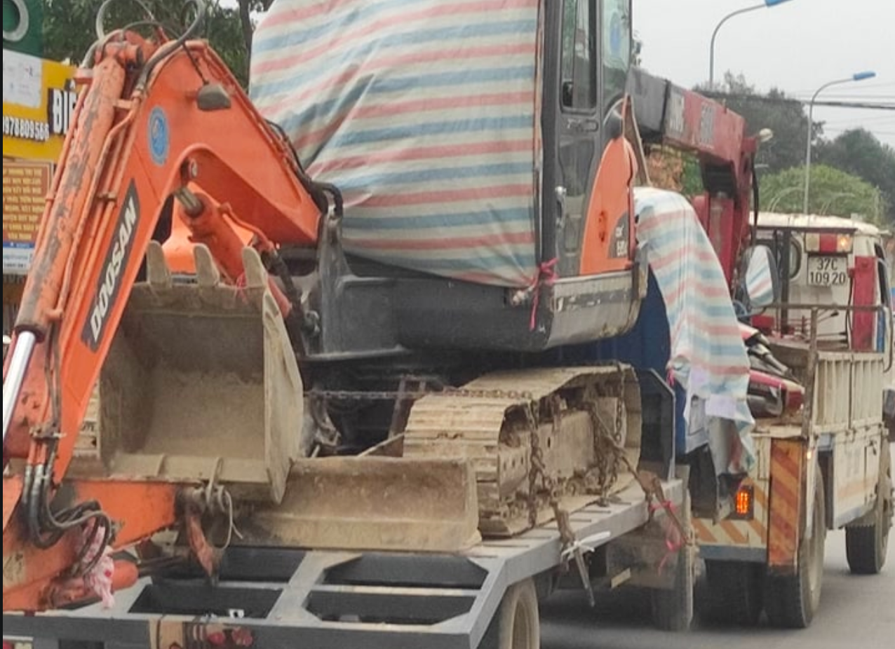 Chiếc máy múc được đưa về cơ quan công an để phục vụ điều tra