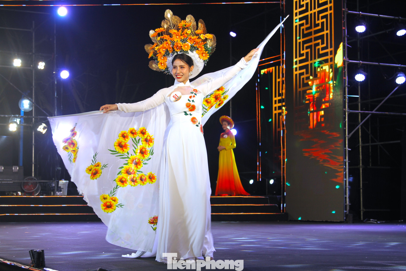 Các thí sinh trong top 29 thực hiện phần thi trình diễn áo dài.