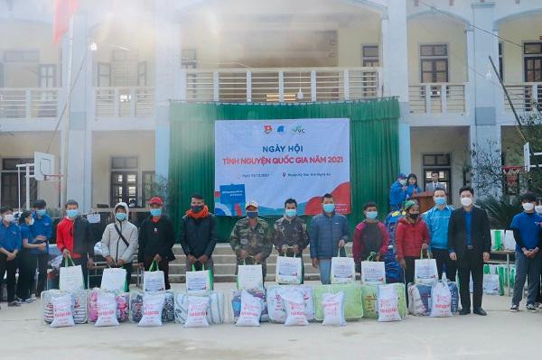 Ban tổ chức trao quà cho người dân xã Bảo Thắng, huyện Kỳ Sơn, Nghệ An. Anh Lê Văn Lương - UV BCH Trung ương Đoàn, Bí thư Tỉnh đoàn Nghệ An phát biểu tại Ngày Hội. Những món quà đến với người dân nghèo huyện biên giới Kỳ Sơn, Nghệ An. BTC trao quà cho học sinh có hoàn cảnh khó khăn. BTC trao tặng 6 chiếc máy thở và 600 "Túi thuốc an sinh" cho Trung tâm Y tế các huyện Anh Sơn, Tương Dương, Kỳ Sơn, Nghĩa Đàn và Bệnh viện Đa khoa Tây Bắc, Bệnh viện Đa khoa Tây Nam.