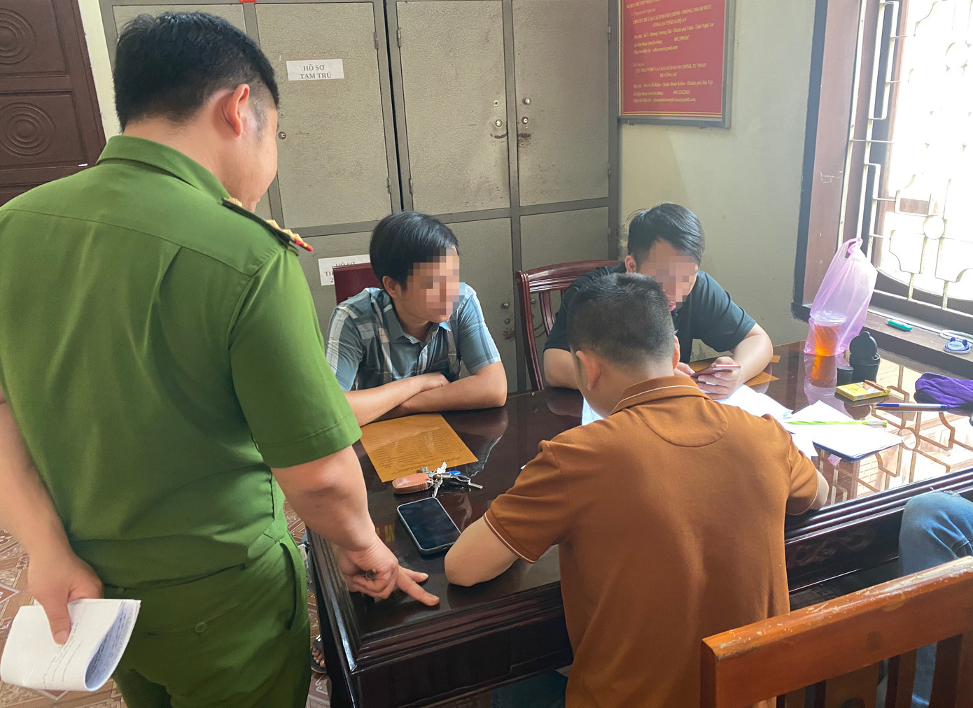 Công an làm việc với những người liên quan để làm rõ sự việc.