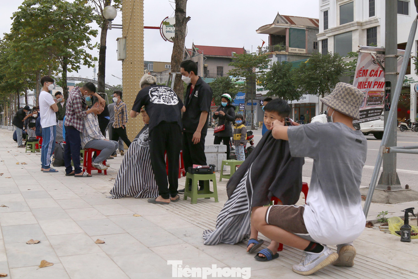 Đây là năm thứ 4 liên tiếp anh Sơn tổ chức cắt tóc miễn phí trên các tuyến phố ở TP.Vinh. Dự kiến, đợt cắt tóc miễn phí này sẽ kéo dài đến hết năm, trừ những ngày trời mưa và dịp nghỉ lễ.