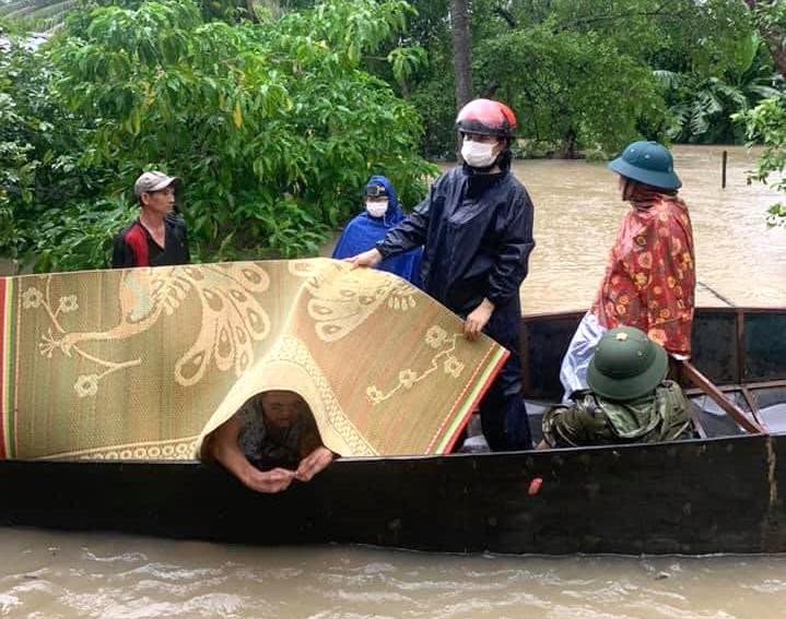 Theo báo cáo nhanh của Chi cục Thủy lợi Nghệ An, tính đến chiều 25/9 đã có 184 nhà dân tại huyện Quỳnh Lưu (Nghệ An) bị ngập, trong đó 10 hộ dân phải di dời, nhiều tài sản của người dân bị ngập nước. Theo báo cáo nhanh của Chi cục Thủy lợi Nghệ An, tính đến chiều 25/9 đã có 184 nhà dân tại huyện Quỳnh Lưu (Nghệ An) bị ngập, trong đó 10 hộ dân phải di dời, nhiều tài sản của người dân bị ngập nước.