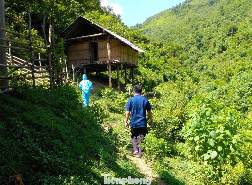Nhân viên y tế và các lực lượng truy vết cộng đồng đến một chòi nương rẫy của người dân bản Chằm Puông để lấy mẫu xét nghiệm, điều tra dịch tễ... Nhân viên y tế và các lực lượng truy vết cộng đồng đến một chòi nương rẫy của người dân bản Chằm Puông để lấy mẫu xét nghiệm, điều tra dịch tễ...
